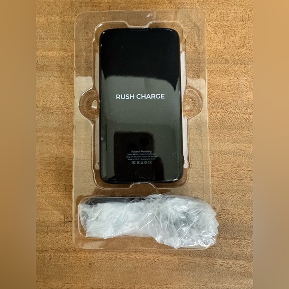 NIB Rush Charge 10000mAh RB100 Cellular Power Bank Emergency Power Charger Black - Picture 3 of 5